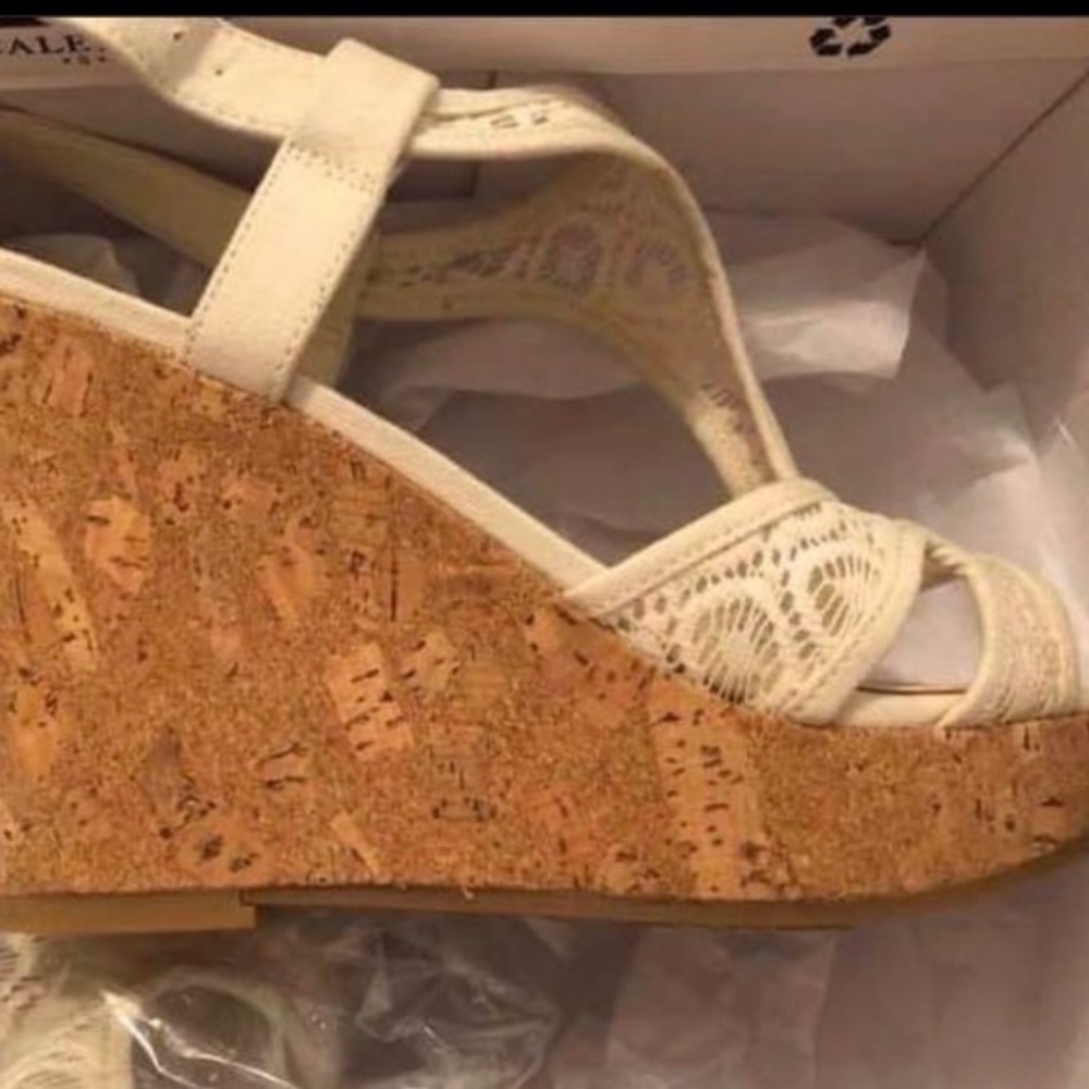 NWT: Fergalicious wedge sandals size 7w